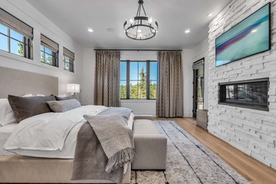 Cultured Stone Arctic Pro Fit Terrain Ledgestone thin veneer stone on interior bedroom fireplace