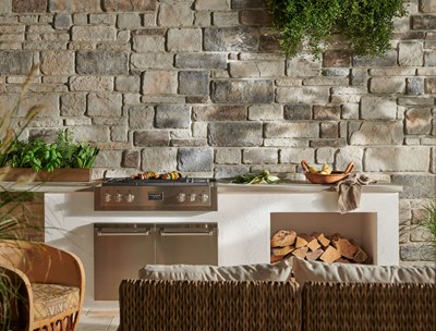 Cultured Stone Echo Ridge Sculpted Ashlar warm gray thin stone with range and split wood decor