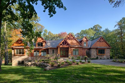Glen-Gery | Glen Ridge Sonoma brown and tan building veneer stone on front of home exterior with vertical cedar and wood cedar shake siding