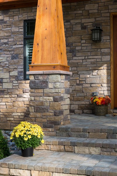 Glen-Gery | Glen Ridge Sonoma brown and tan building veneer stone on home exterior font porch column
