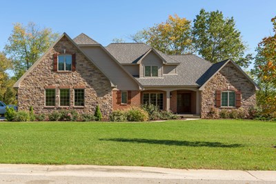 Glen-Gery | Glen Ridge Sonoma brown and tan building veneer stone on home exterior with red brick
