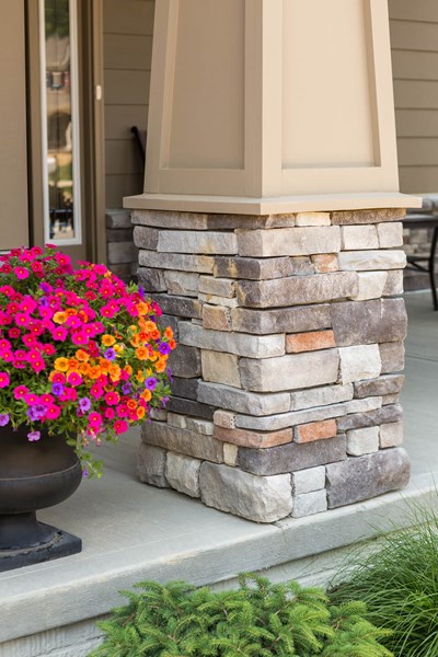 Glen-Gery | Stackstone Chisel Grey building stone veneer on exterior column