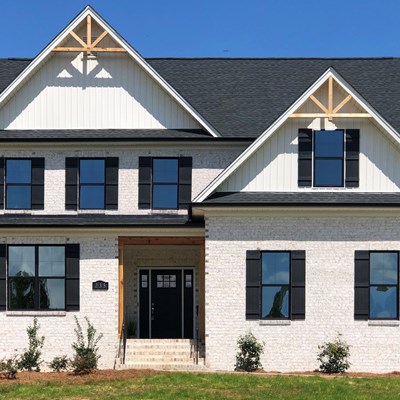 Villa Chase white brick pine hall